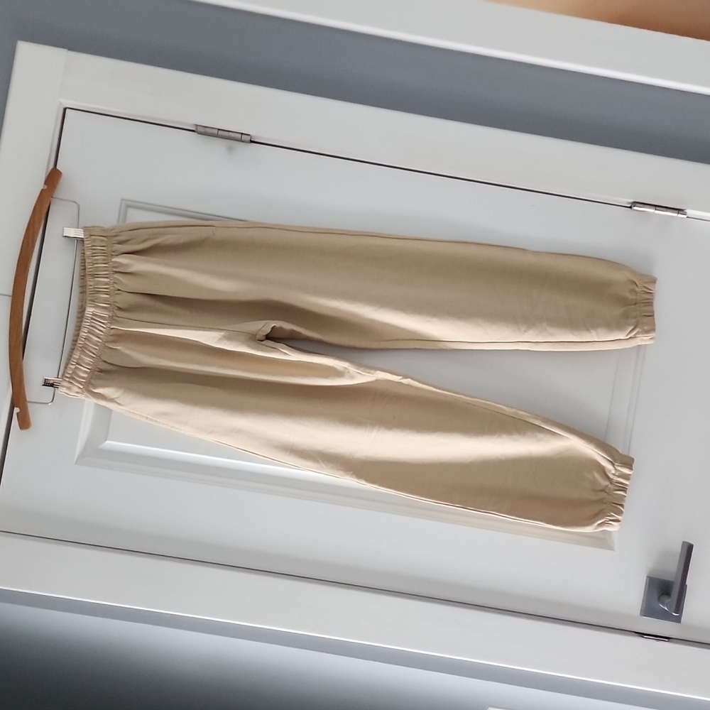 Pretty Little Thing cream/tan jogger a Sweatpant!